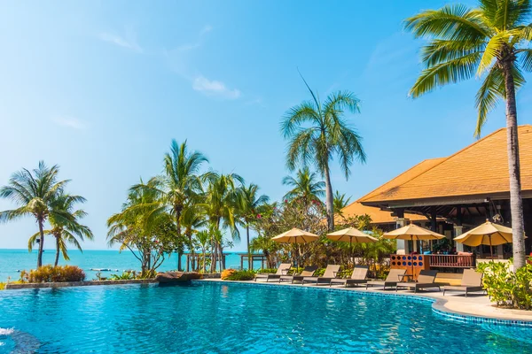 Piscina com palmeiras e mar — Fotografia de Stock