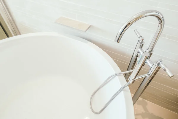 Vasca da bagno bianca e rubinetto lavabo decorazione — Foto Stock