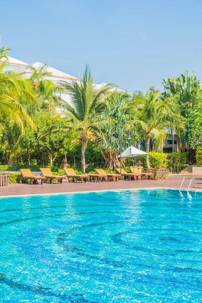 Piscina com palmeiras e mar — Fotografia de Stock