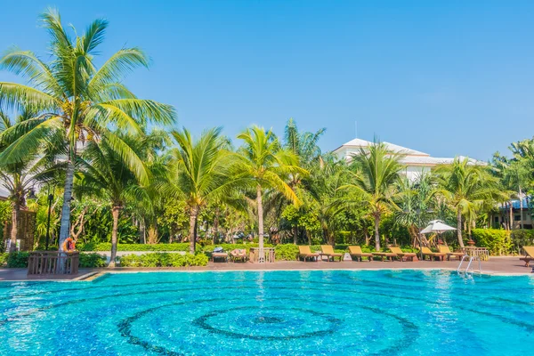 Piscina con palme e mare — Foto Stock