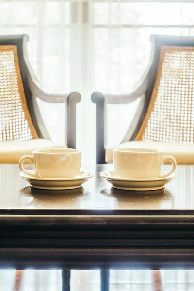 Bílá káva poháry na stole — Stock fotografie