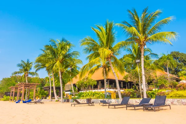 Hermosa playa y mar con palmeras — Foto de Stock