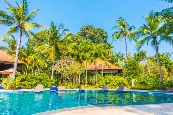 Piscina com palmeiras e mar — Fotografia de Stock