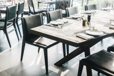 Boş sandalye ve masa Restaurant'ta