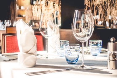 yemek için Tablo ayarı ile şarap bardakları