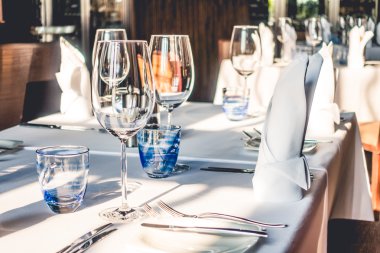 yemek için Tablo ayarı ile şarap bardakları