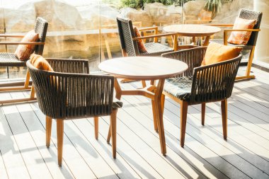 Boş masa ve sandalye