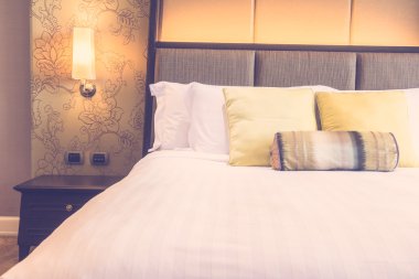 Işık lamba ile yatakta yastık