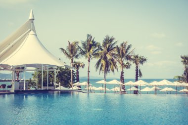 Şemsiyeleri ve sandalyeler Yüzme Havuzu etrafında