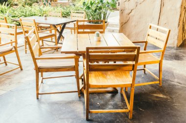 Boş masa ve sandalye