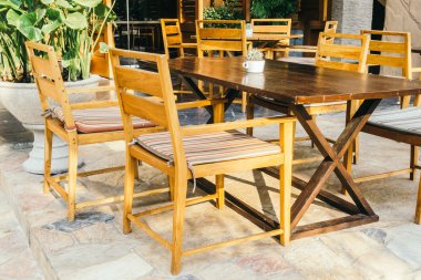 Boş masa ve sandalye