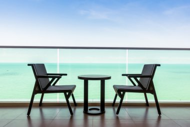 Masa ve sandalye ile açık balkon