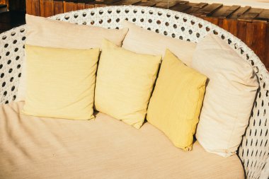 Kanepe üzerinde güzel yastıklar