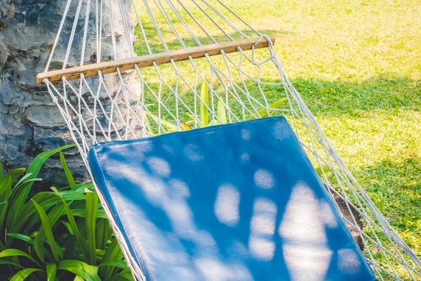 Empty hammock in garden — Stock Photo, Image