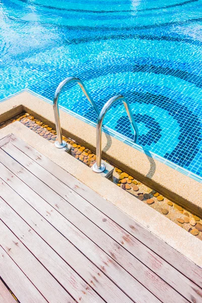 Piscina con palme e mare — Foto Stock