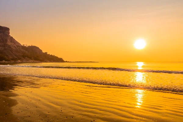 Sahilde güzel gündoğumu