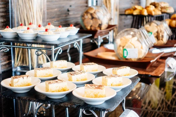 Buffet de catering en el restaurante del hotel — Foto de Stock