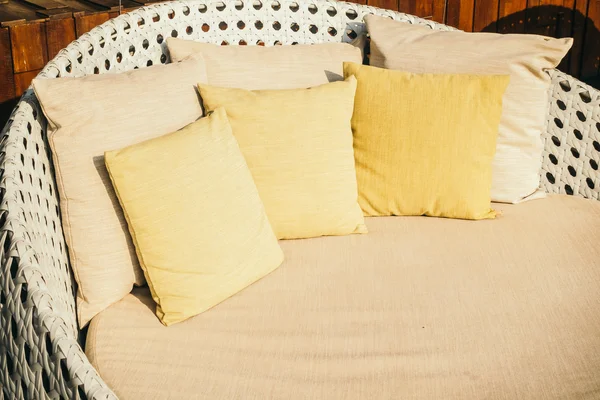 Kanepe üzerinde güzel yastıklar