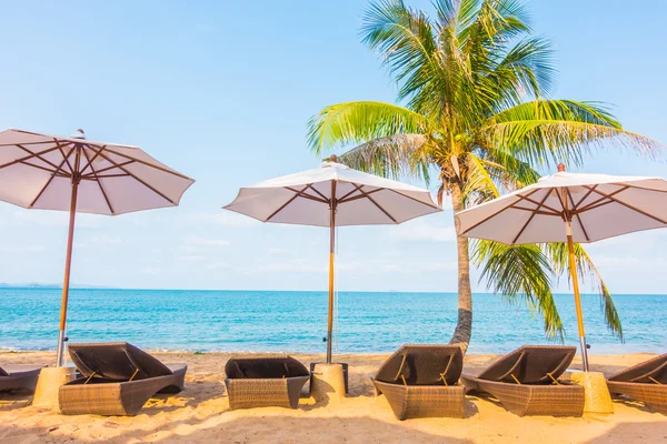 Sonnenschirme und Liegestühle am tropischen Strand — Stockfoto