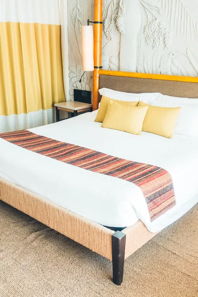 Красиві подушки на розкішному ліжку — стокове фото