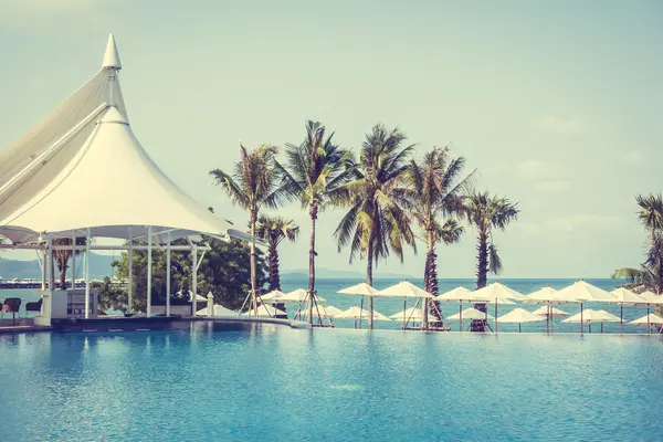 Şemsiyeleri ve sandalyeler Yüzme Havuzu etrafında