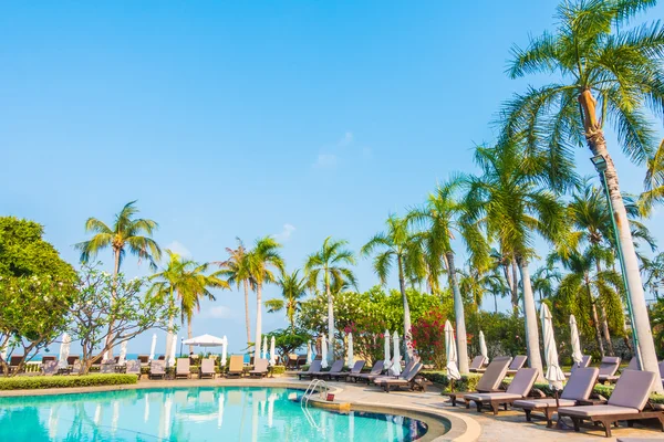 Bela piscina de luxo — Fotografia de Stock