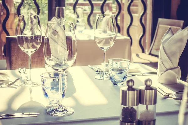 Copos de vinho com configuração de mesa para jantar — Fotografia de Stock