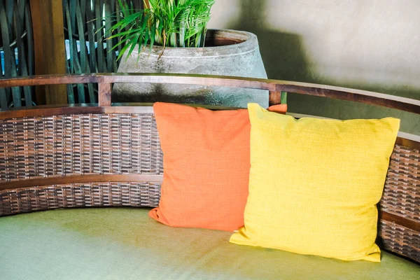 Hermosas almohadas en el sofá — Foto de Stock