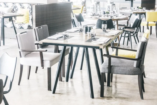 Leere Stühle und Tische im Restaurant — Stockfoto