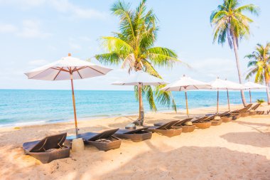 Şemsiye ve tropikal plaj sandalye