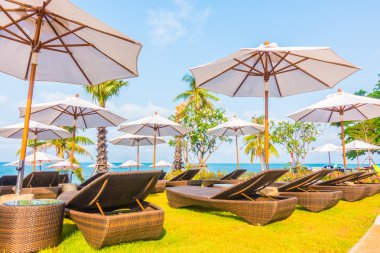 Şemsiye ve tropikal plaj sandalye