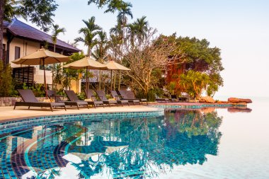 Palmiye ağaçları ile lüks Yüzme Havuzu