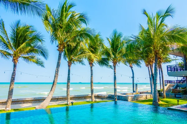 Bela piscina de luxo — Fotografia de Stock