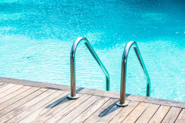 Treppe im Schwimmbad — Stockfoto