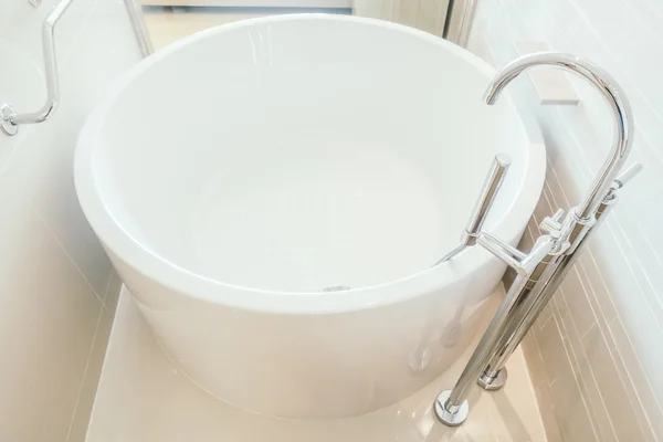 Vita badkar och blandare diskbänk dekoration — Stockfoto