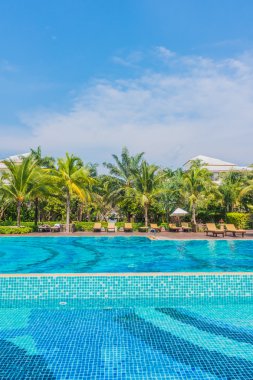 palmiye ağaçları ve Deniz Yüzme Havuzu