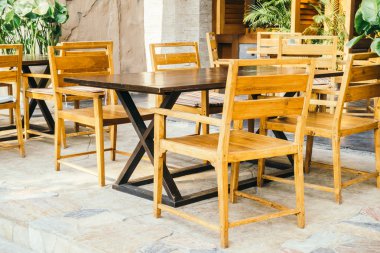 Boş masa ve sandalye