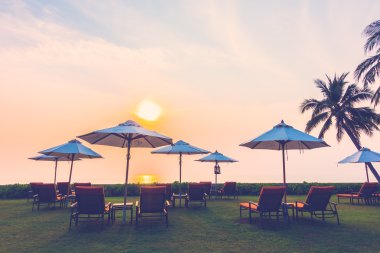 Boş şemsiyeleri ve sandalyeler, Twilight zamanlarda