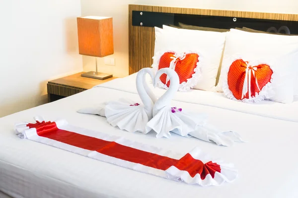 Романтические красивые роскошные украшения кровати — стоковое фото