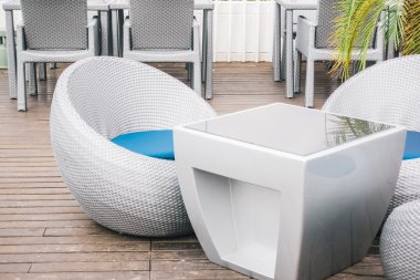 Boş sandalye ve masa açık güverte ile