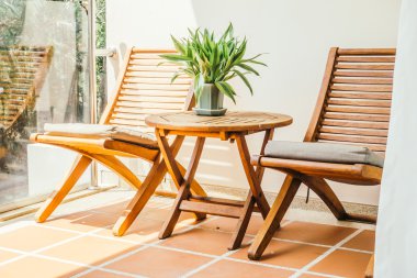 Boş sandalye ve masa