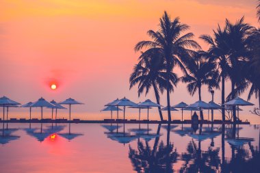 Ve Yüzme Havuzu palmiye ağaçlarının Silhouettes