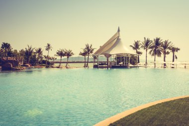 Güzel lüks otel yüzme havuzunda