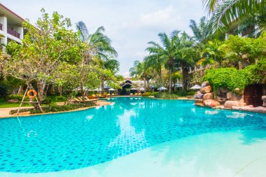 palmiye ağaçları ve Deniz Yüzme Havuzu