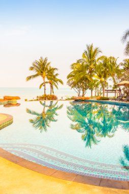 Palmiye ağaçları ile lüks Yüzme Havuzu