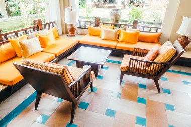 Boş tahta kanepe ve sandalye