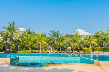 palmiye ağaçları ve Deniz Yüzme Havuzu