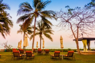 Boş şemsiyeleri ve sandalyeler, Twilight zamanlarda