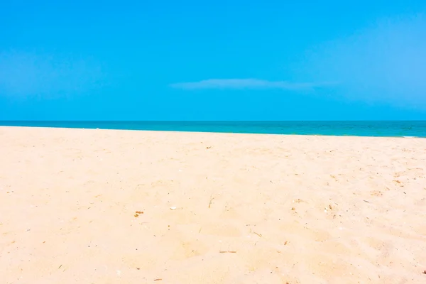 Borrão bela praia e mar — Fotografia de Stock