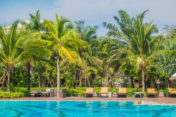 Piscina com palmeiras e mar — Fotografia de Stock